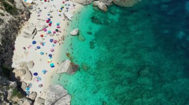 Yukarıdan Cala Mariolu manzarası. Cala Mariolu ünlü plajı. İtalya Sardinia Nuoro ili Orosei Körfezi Ulusal Parkı ve Gennargentu Cala Mariolu Dünya Mirası olarak listelenmiştir. Sardunya, İtalya.