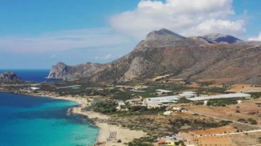 Falassarna plaj, kristal sular, altın kum, Girit adasında Falassarna sonsuz kumlu turkuaz plaj Havadan drone video, Yunanistan. Ünlü Falasarna (Ayrıca Falassarna veya Phalasarna olarak da bilinir).