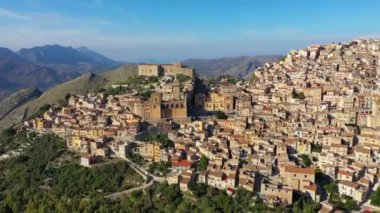 Caccamo, Sicilya. İtalya 'nın Sicilya dağlarında Norman Kalesi olan ortaçağ İtalyan şehri. Tepedeki Caccamo kasabasının arka planında dağlar, Sicilya, İtalya.