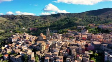 Novara di Sicilya şehrinin muhteşem manzarası. Novara di Sicilya 'nın, Sicilya' nın, İtalya 'nın, Avrupa' nın hava manzarası. Dağ köyü Novara di Sicilya, İtalya.