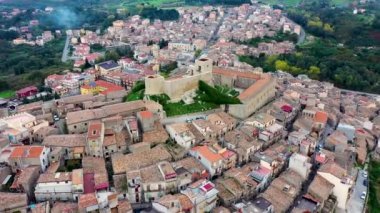 Montalbano Elicona şehrinin havadan görünüşü, İtalya, Sicilya, Messina Eyaleti. İtalya Federico 2, Sicilya kalesi ile birlikte ortaçağ şehri Montalbano Elicona 'nın hava manzarası.