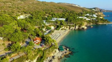 Yunanistan 'ın Kefalonia adasındaki Argostoli' deki Platis Gialos plajı. Lassi, Argostoli yakınlarındaki Platis Gialos plajının muhteşem manzarası. Platis Gialos plajı. Lassi 'de yumuşak kum ve turkuaz su var..
