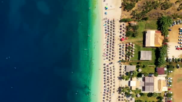 希腊Kefalonia岛上Antisamos海滩上美丽的水晶清澈蓝水 希腊安提萨莫斯岛 爱奥尼亚岛 塞法洛尼亚的美丽海湾和安提萨莫斯岛的安提萨莫斯岛 — 图库视频影像