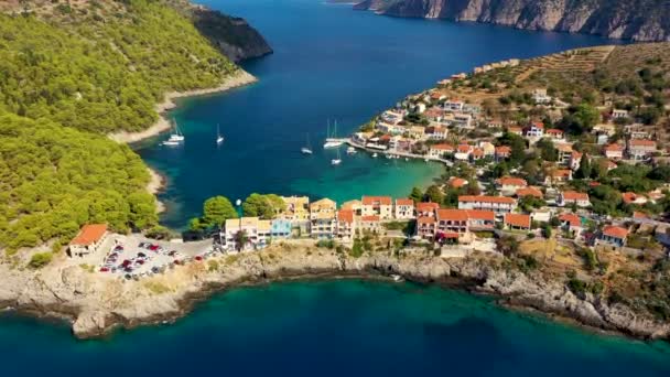 Villaggio Assos Cefalonia Grecia Turchese Baia Colorata Nel Mar Mediterraneo — Video Stock