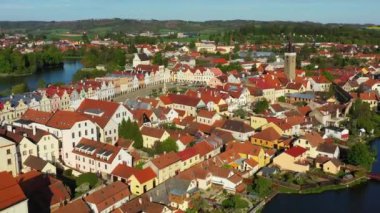 Ünlü Ana Meydanı (UNESCO Dünya Mirası Alanı) olan küçük Çek kasabası Telc 'in havadan manzarası. Eski kasaba Telc 'in hava manzarası, Güney Moravya, Çek. Çek Cumhuriyeti 'nin Telc Tarihi Merkezi.