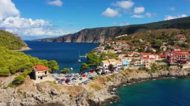 Yunanistan, Kefalonia 'daki Assos köyü. Akdeniz 'de turkuaz renkli körfez Kefalonya, Yunanistan, İyon adası, Cephalonia, Assos köyü Assos köyünde güzel renkli evleri var..