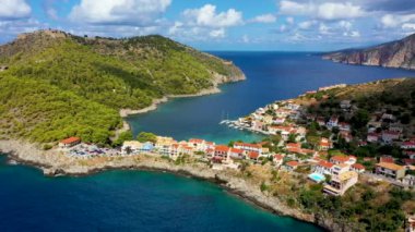 Yunanistan 'ın Cefalonia kentindeki Assos adasındaki güzel ve renkli geleneksel balıkçı köyünün insansız hava aracı görüntüsü. Sefalonya 'daki Assos Yarımadası (Kefalonia), Yunanistan