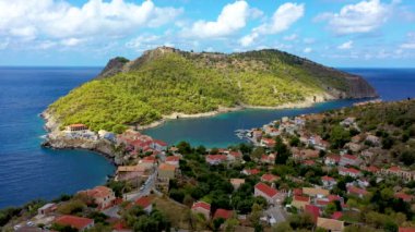 Yunanistan, Kefalonia 'daki Assos köyü. Akdeniz 'de turkuaz renkli körfez Kefalonya, Yunanistan, İyon adası, Cephalonia, Assos köyü Assos köyünde güzel renkli evleri var..