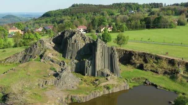 Polygonale Structuren Van Basaltzuilen Natuurmonument Panska Skala Bij Kamenicky Senov — Stockvideo
