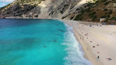 İkonik turkuaz ve safirden oluşan hava aracı videosu ve Myrtos, Kefalonia (Cephalonia) adası plajı, İyonya, Yunanistan. Myrtos Sahili, Kefalonia Adası, Yunanistan. Myrtos plajının güzel manzarası.