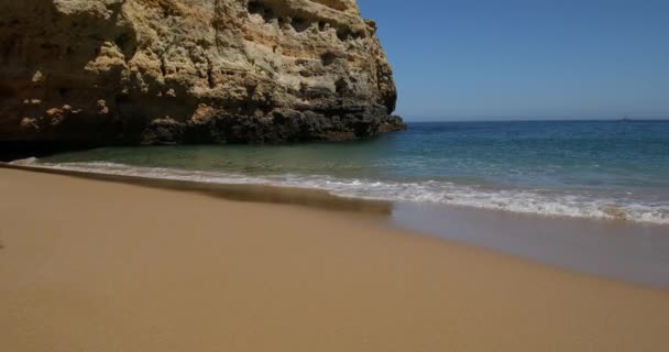 Onda blu oceano sulla spiaggia sabbiosa. Morbida onda di oceano blu sulla spiaggia sabbiosa. Contesto. Vista dall'alto della bellissima spiaggia con onde tranquille, mare e oceano sullo sfondo, concetto di vacanza estiva . — Video Stock