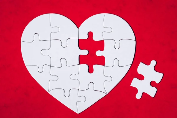 Herzformiges Puzzle Auf Farbigem Hintergrund Puzzle Herz Auf Holzgrund Ein Fehlendes Stuck Des Herzpuzzles Herzform Puzzle Ratsel In Herzform Tag Beziehung Stock Photo 365627942