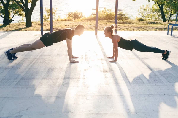 Açık havada spor oynarken çift. Spor aile. Koç ve sporcumuz eğitim.
