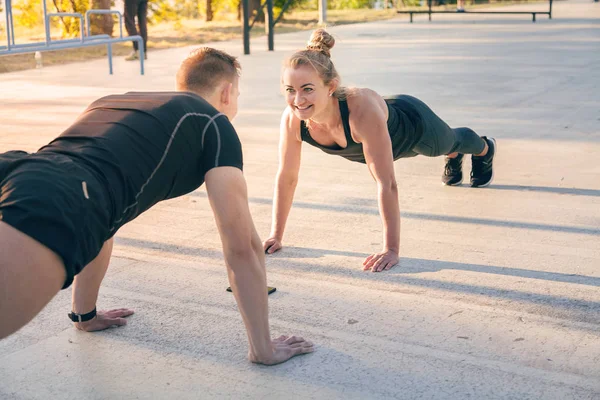 Açık havada spor oynarken çift. Spor aile. Koç ve sporcumuz eğitim.