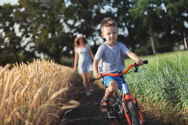 Niño Lindo Está Montando Una Bicicleta Campo Detrás Está Madre — Foto de Stock