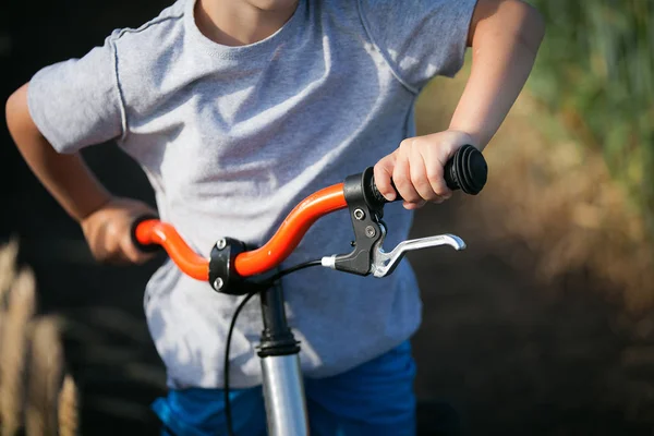 Niño Timón Una Bicicleta Las Manos Los Niños Sostienen Volante — Foto de Stock