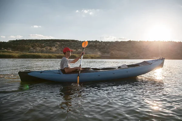一个年轻人正在乘独木舟 宁静的海水和灿烂的阳光 — 图库照片