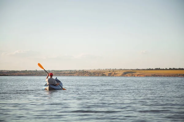Giovane Sta Cavalcando Kayak Acque Tranquille Sole Luminoso — Foto Stock