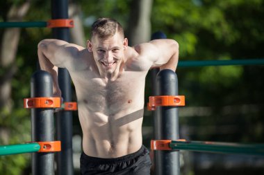 Bir adam onun iş temiz havada geçirir.