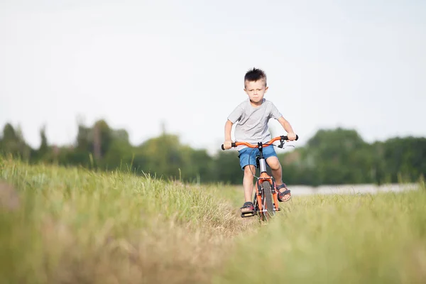 Chico Está Montando Una Bicicleta Campo — Foto de Stock