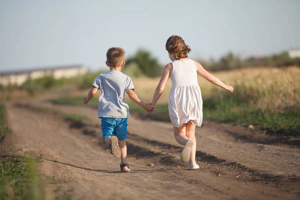 Niño Una Niña Tomados Mano Corriendo Amigablemente Por Campo Verano — Foto de Stock