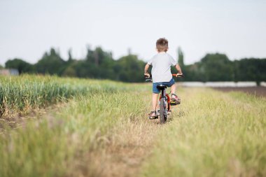 Çocuk alanı bir bisiklet sürme.