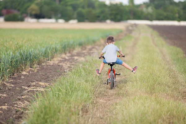 Niño Campo Chico Bueno Manteniendo Equilibrio Una Bicicleta — Foto de Stock