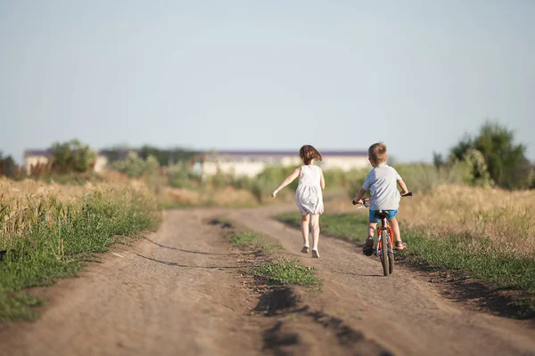 Los Niños Están Caminando Campo Chico Bicicleta Chica Corre Lado — Foto de Stock