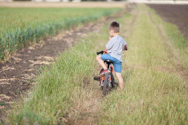 Kırsal ve bisiklet çocuk. Bir spor çocuğun etkin yürüyüş.