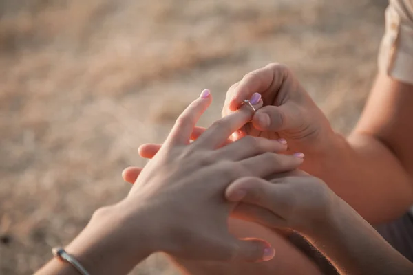 Romance Compromiso Una Pareja Enamorada Tipo Chica Anillo Compromiso — Foto de Stock