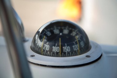 Şık modern pusula bir Yelkenli Yat üzerinde.