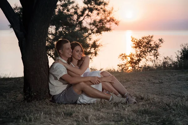 Una Pareja Está Sentada Bajo Árbol Los Amantes Abrazan Amanecer — Foto de Stock