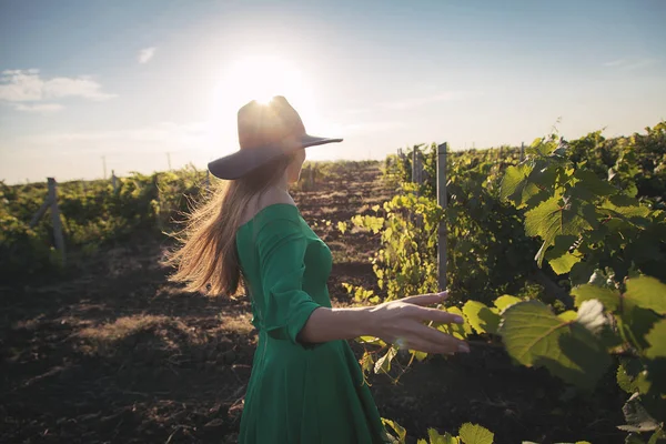 Una Niña Con Vestido Verde Sombrero Camina Campo Donde Los — Foto de Stock