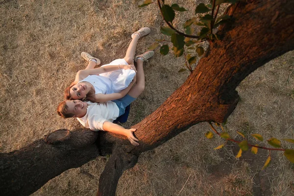 Una Pareja Amorosa Está Sentada Bajo Árbol Chico Una Chica — Foto de Stock