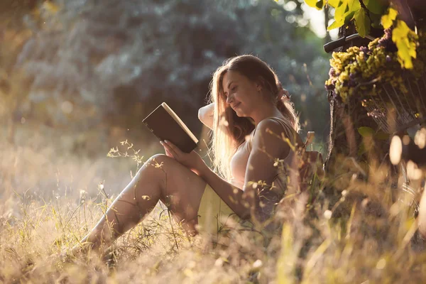 Piękna Dziewczyna Siedzi Parku Pod Drzewem Uczeń Czyta Książkę Zewnątrz — Zdjęcie stockowe