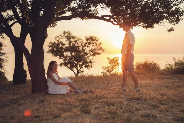 Una Hermosa Pareja Está Pasando Tiempo Juntos Parque Paseo Marítimo — Foto de Stock