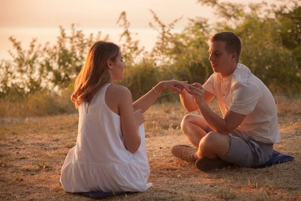 Chico Chica Hace Una Oferta Hombre Pone Anillo Compromiso Dedo — Foto de Stock