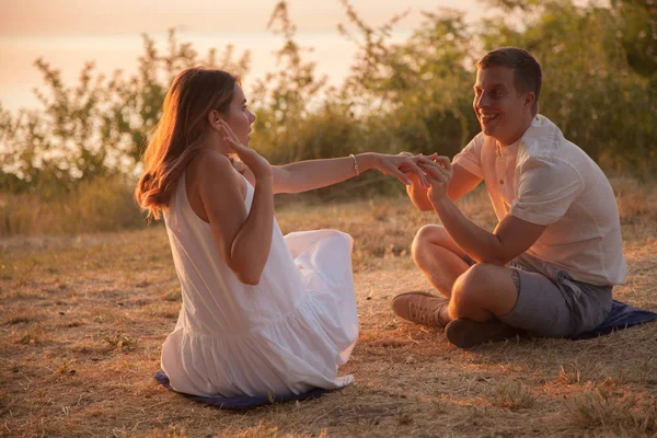 Una Pareja Amorosa Está Sentada Parque Dale Chica Anillo Compromiso — Foto de Stock