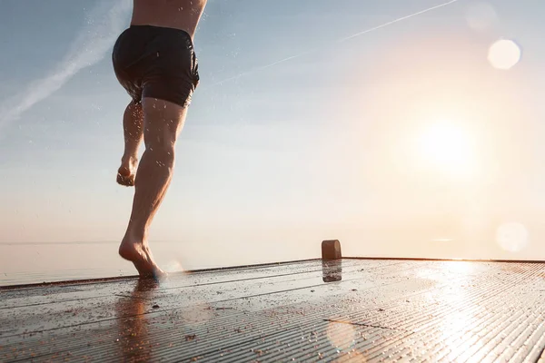 Gambe Atletiche Maschili Scalze Corre Sul Pavimento Legno Estate Calore — Foto Stock