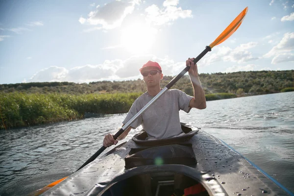 Homme Sur Kayak Flotte Sur Lac Sport Sur Eau Athlète — Photo