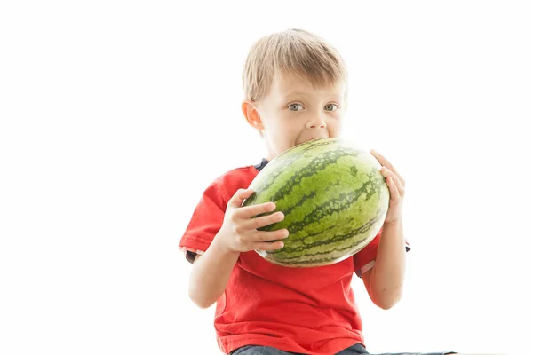 Een Leuke Jongen Een Grote Groene Watermeloen Het Kind Lacht — Stockfoto