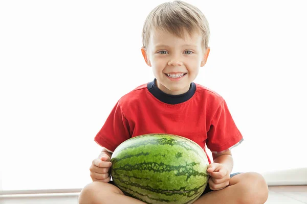 Een Leuke Jongen Een Grote Groene Watermeloen Het Kind Lacht — Stockfoto