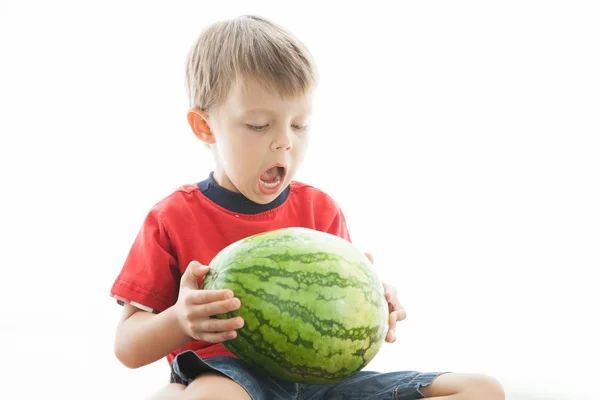 Een Leuke Jongen Een Grote Groene Watermeloen Het Kind Lacht — Stockfoto