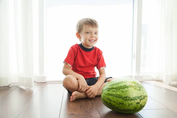 Een Leuke Jongen Een Grote Groene Watermeloen Het Kind Lacht — Stockfoto