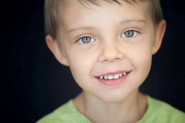 Tatlı çocuktur. Güzel sağlıklı bir çocuk portresi.