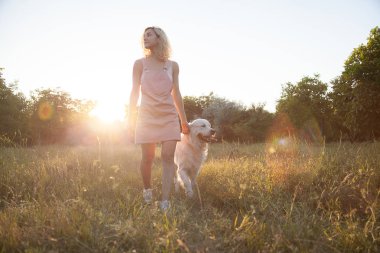 Sevimli Genç kız ile bir güzel güzel köpek parkta bir yürüyüş.