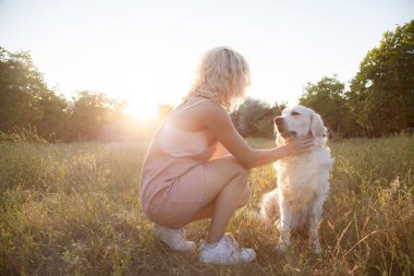 Sevimli Genç kız ile bir güzel güzel köpek parkta bir yürüyüş.