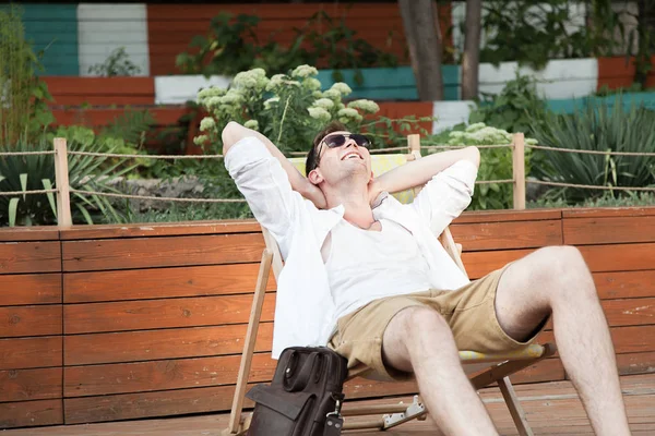 Joven Está Sentado Descansando Una Tumbona Aire Libre Retrato — Foto de Stock