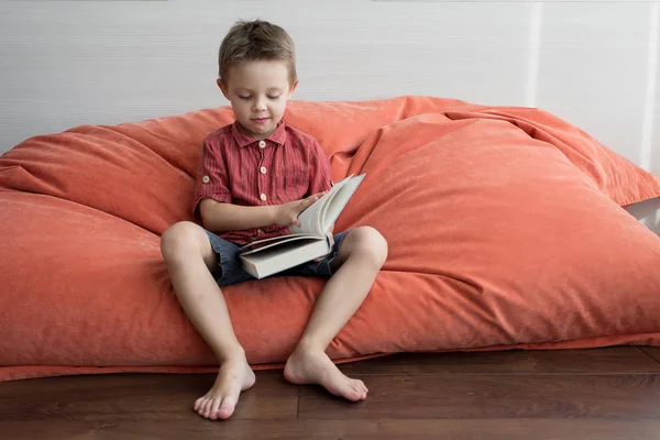 Милий Хлопчик Читає Книжку Дивані — стокове фото
