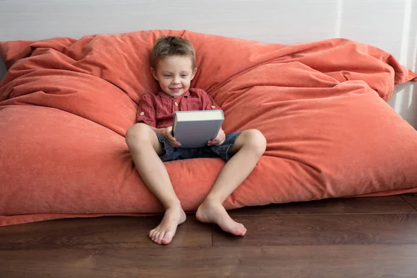 Garçon Mignon Lit Livre Sur Canapé — Photo